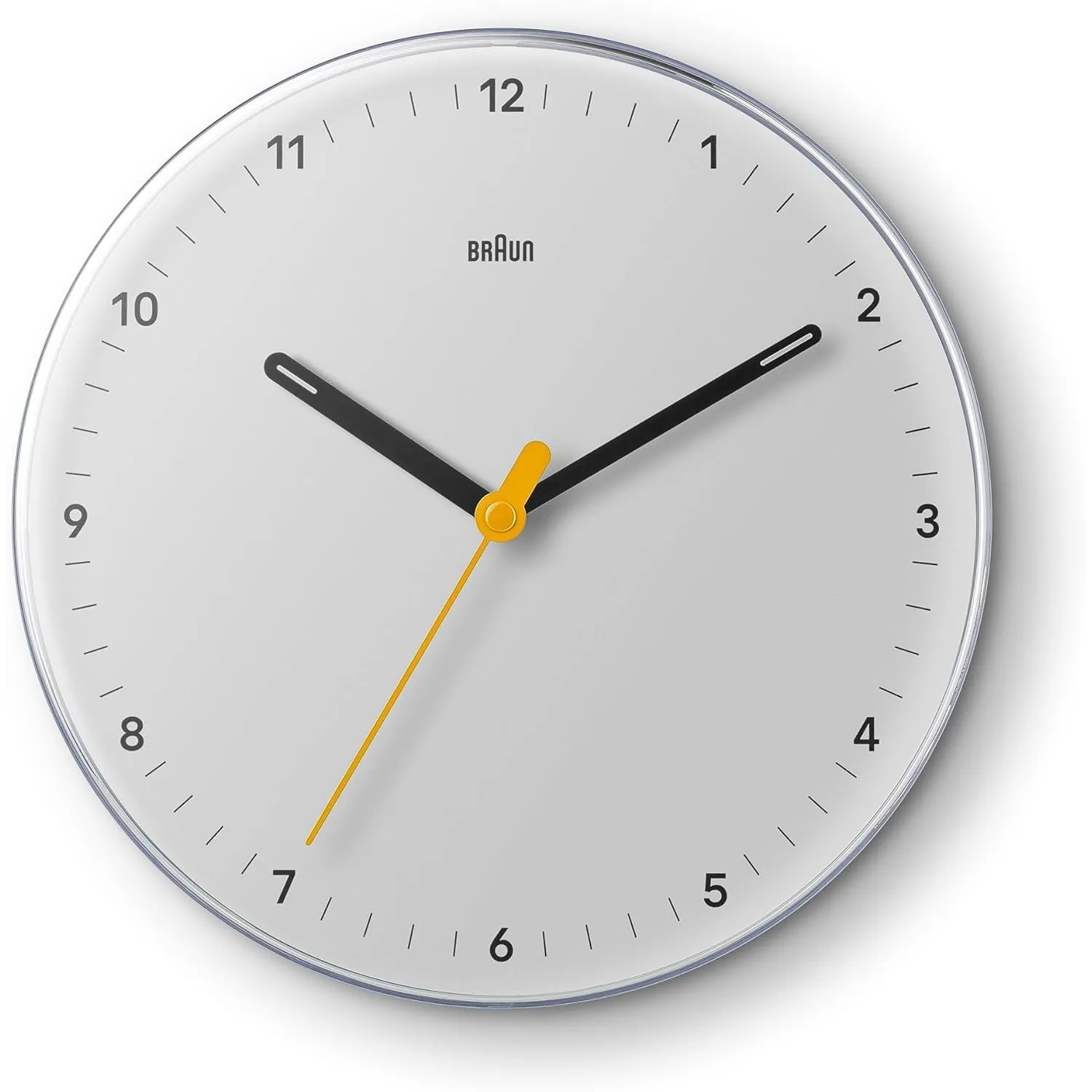 Braun Klassische analoge Wanduhr geräuschlosem Quarzwerk, gut ablesbar, 23 cm Durchmesser in Weiß, Modell BC26W.
