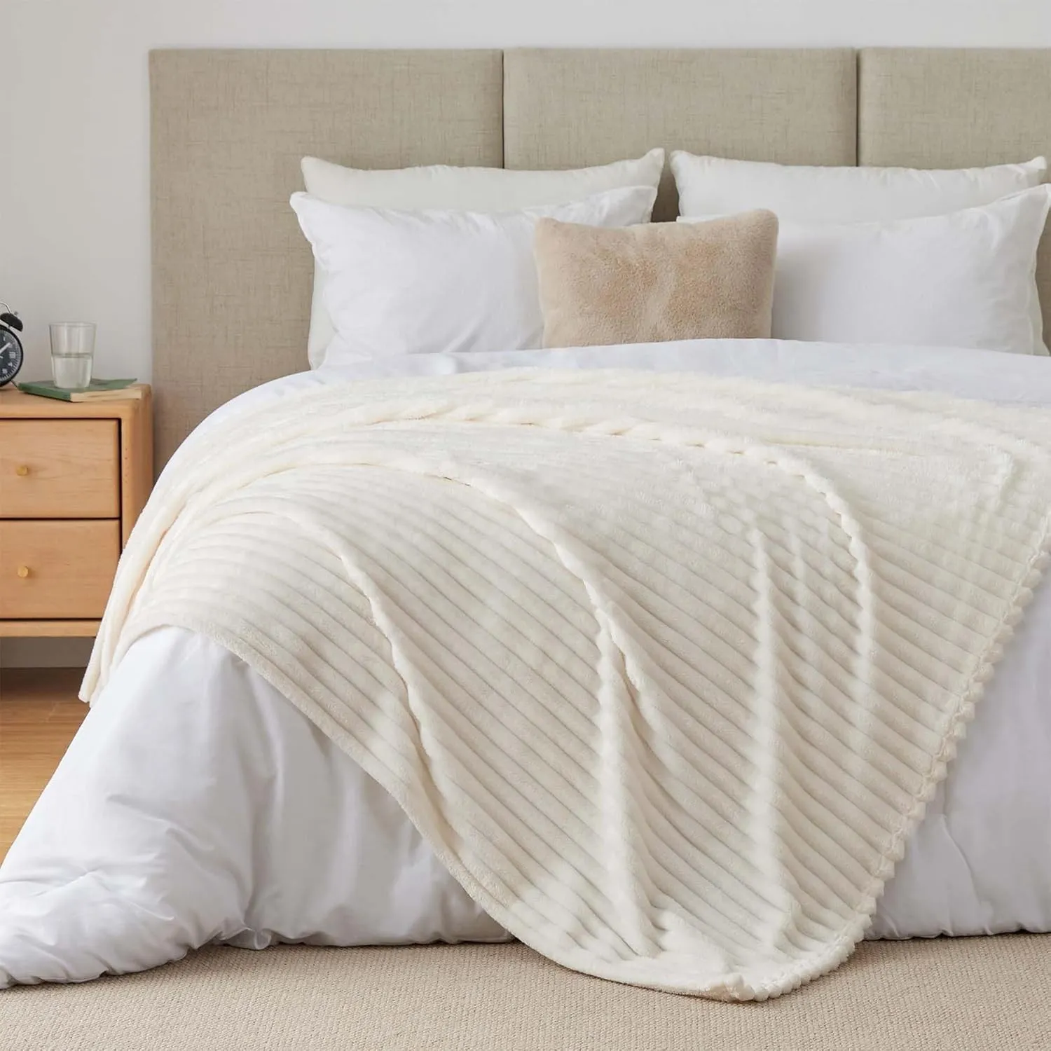 BEDELITE Kuscheldecke Flauschig Deko Decke für Bett, Cremeweiß, 230x270