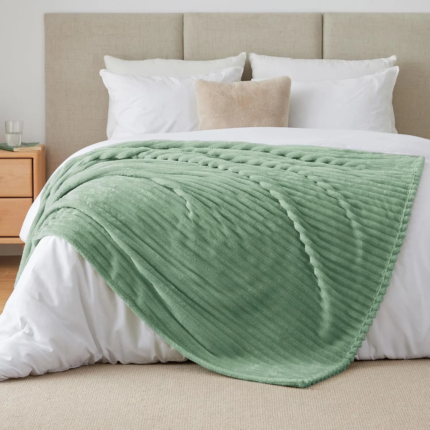 BEDELITE Kuscheldecke Flauschig Deko Decke für Bett, Salbeigrün, 220x240