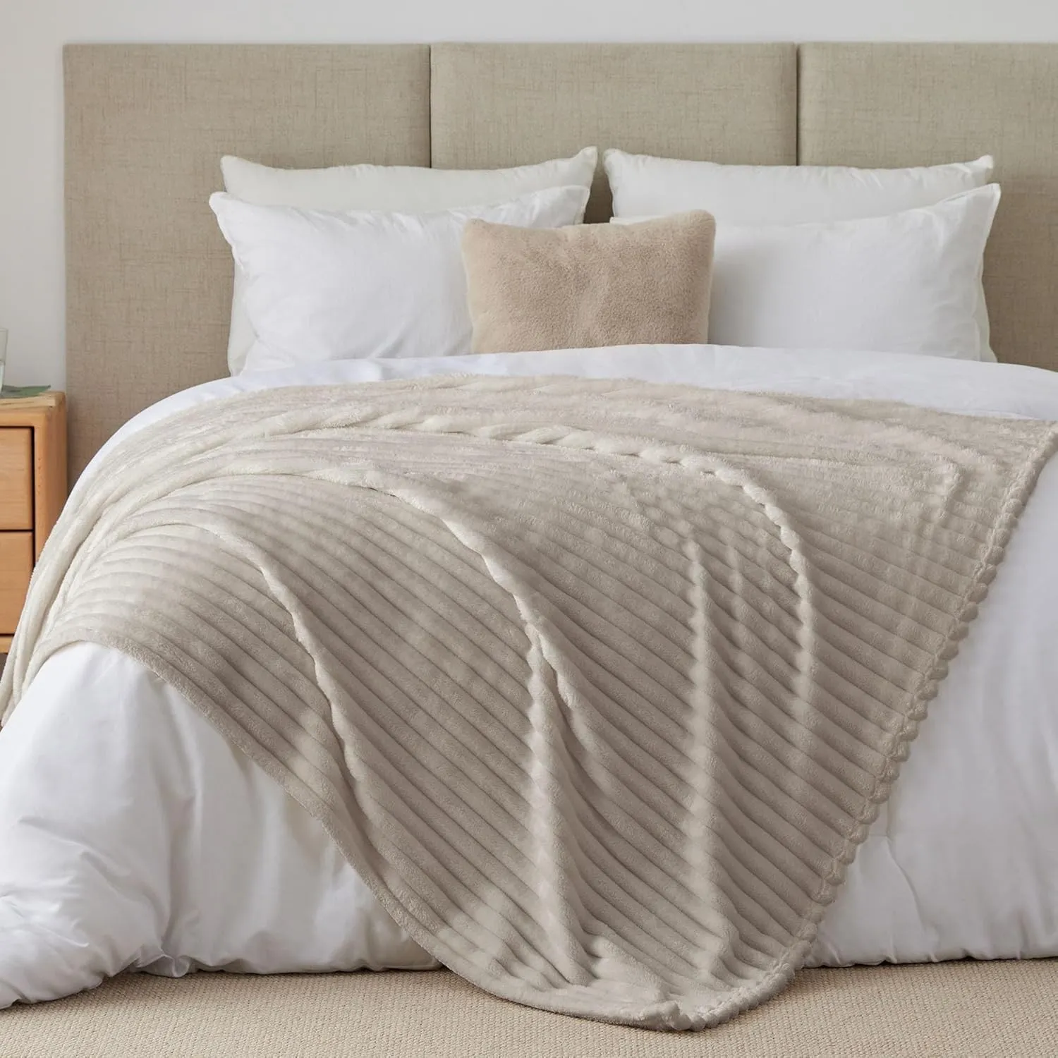 BEDELITE Kuscheldecke Flauschig Deko Decke für Bett, Beige, 230x270