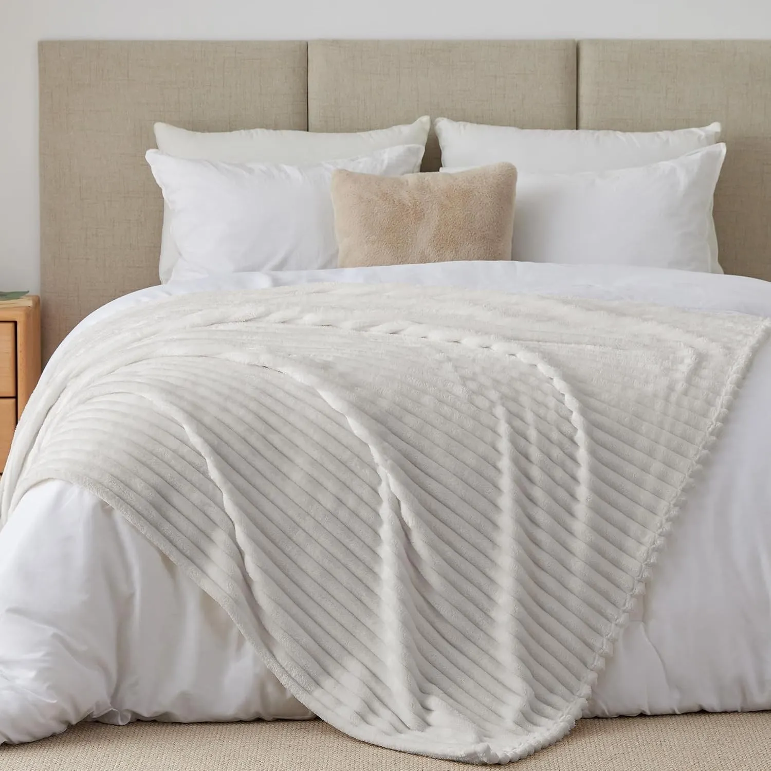 BEDELITE Kuscheldecke Flauschig Deko Decke für Bett, Perlengrau, 220x240